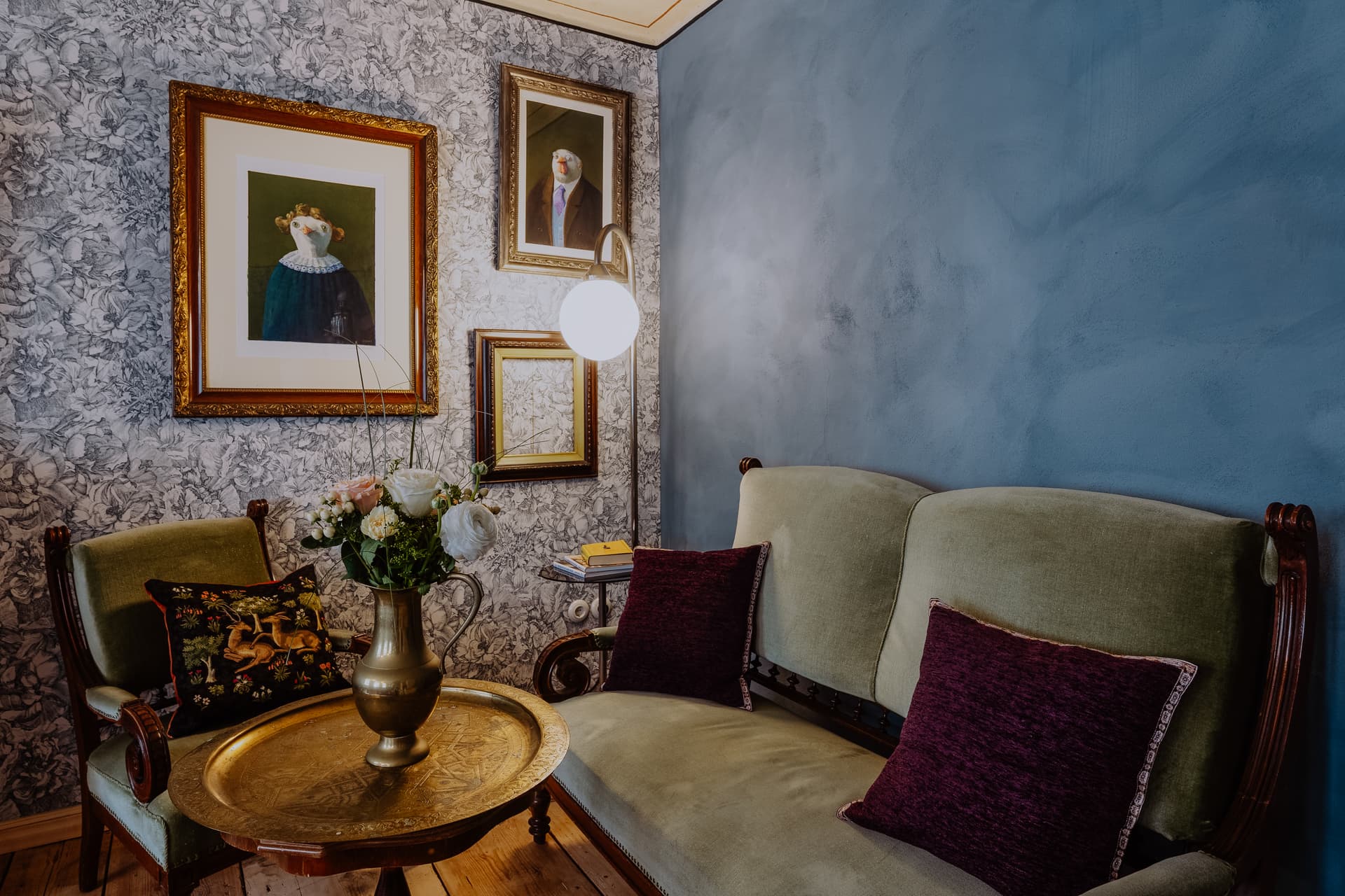 Salon im Erdgeschoss mit Biedermeier-Sitzgruppe, graviertem Messingtisch, Toile-de-Jouy-Tapete und preußisch-blauen Lehmwänden